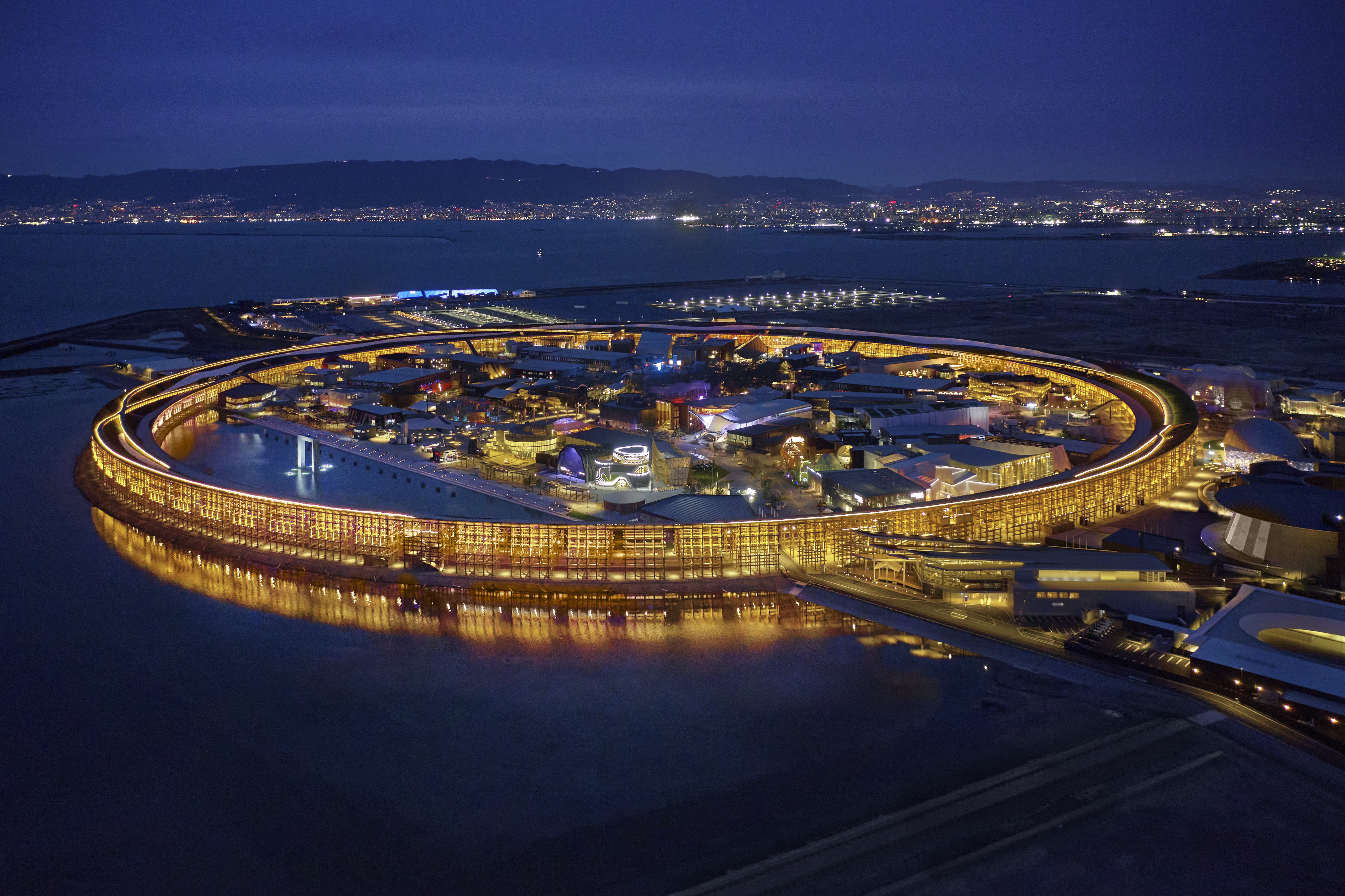 会場夜景_撮影 楠瀬友将、提供 東畑建築事務所、梓設計